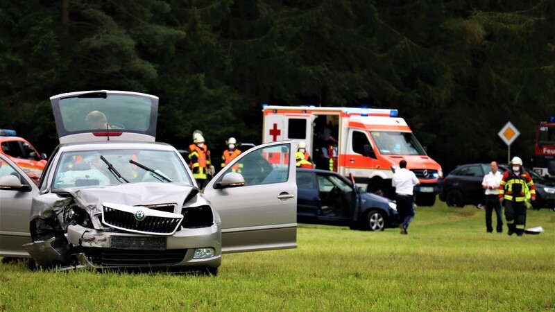 Mit Prellungen kamen zwei Unfallbeteiligte ins Krankenhaus. An den Autos entstand Totalschaden.