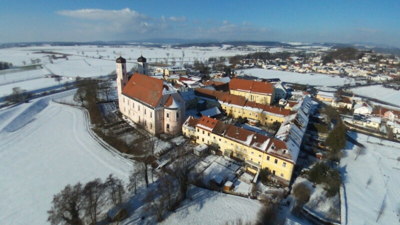 Das ehemalige Kloster Oberalteich mit einer Drohne aufgenommen. Ist darin bald ein Zentralarchiv untergebracht?