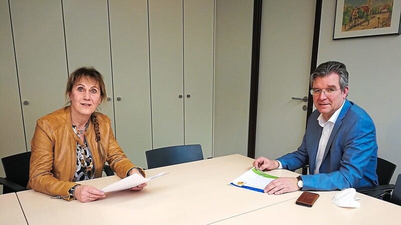 Bietet ab März vorerst einmal im Monat eine Sprechstunde an: Stadträtin und Gleichstellungsbeauftragte Heidi Koschollek (l.) im Gespräch mit Bürgermeister Hans Schmalhofer.