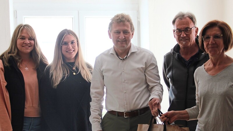 Luisa Riess (v.l.), Jana Maidl und Josef Beham übergaben am Dienstag einige Spenden an Erasmus und Gaby Deingruber vom Kinderschutzbund Ortsverband Landau.