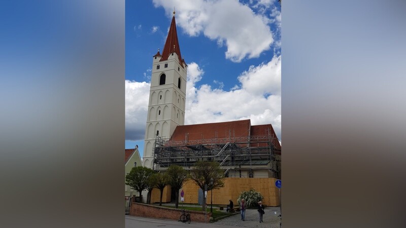 Die Kirchenverwaltung beklagt hohe Kosten für die Nutzung von Wiesengrund der Stadt Moosburg um die Johanneskirche, der zum Aufstellen des Baugerüsts benötigt wird.