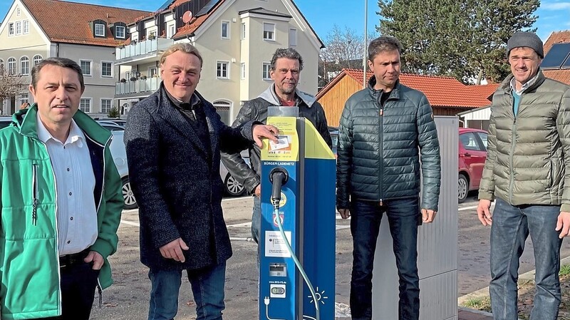 Freuten sich über die Inbetriebnahme der ersten E-Ladestation im Markt Au: Bernd Stöckeler, Bürgermeister Gerhard Betz, Andreas Hentze (BEG), Werner Hillebrand-Hansen (BEG) und Energiereferent Martin Forster.