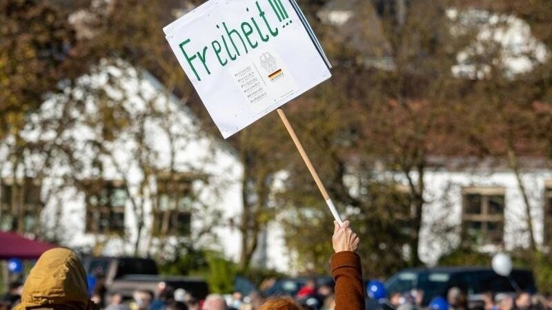 Am Samstag gingen in Regensburg wieder mehrere Menschen gegen die aktuelle Corona-Politik auf die Straße. (Symbolbild)