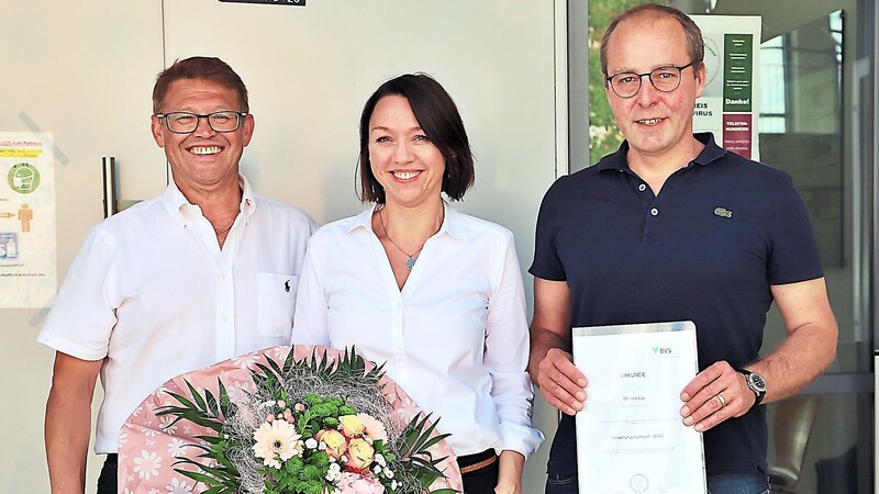 Marktkämmerer Franz Xaver Bauer (v.l.) gratulierte Martina Lau gemeinsam mit Bürgermeister Martin Hiergeist zum erfolgreichen Abschluss.