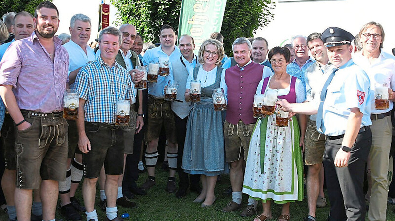 Gemeinsam stießen die Ehrengäste aus Politik, Gesellschaft und den örtlichen Vereinen auf ein gutes Gelingen des Volksfestes in Bodenkirchen an.