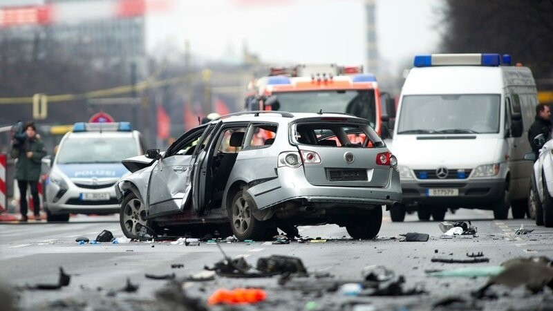 Ein zerstörter Pkw steht am 15.03.2016 auf der Bismarckstraße in Berlin. In dem Wagen kam es zuvor während der Fahrt zu einer Explosion, der Fahrer kam dabei uns Leben.