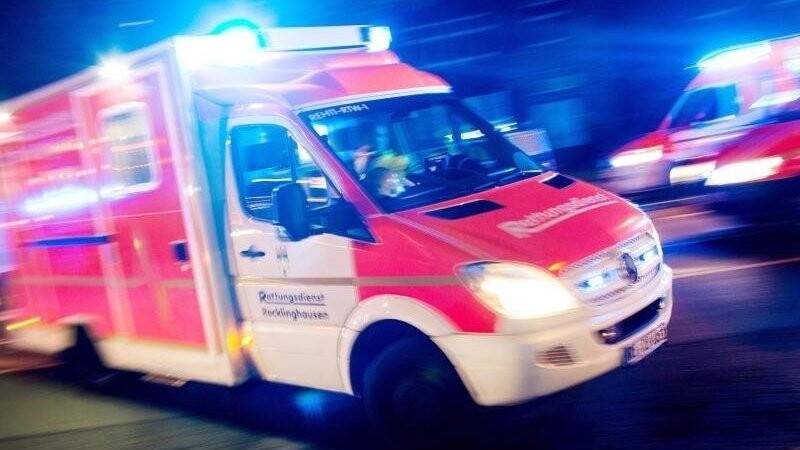 Wie die Polizei am Freitag mitteilte, ist ein 65-Jähriger bei einem Feuer in seiner Wohnung in Bad Füssing (Kreis Passau) schwer verletzt worden. (Symbolbild)