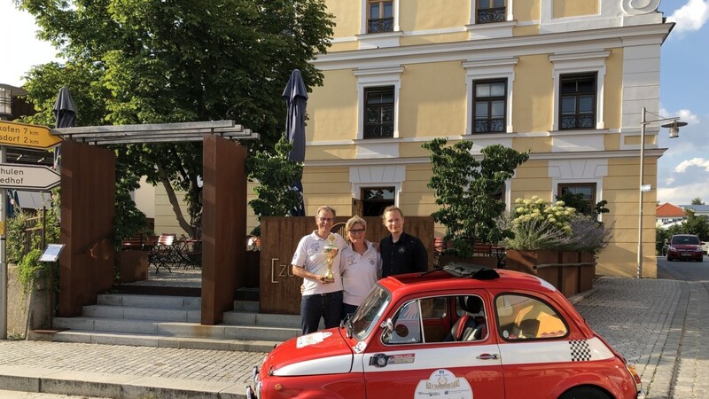 Stolz präsentierte das Seisenberger-Team Pokal und Siegerfahrzeug vor dem eigenen Gasthaus.