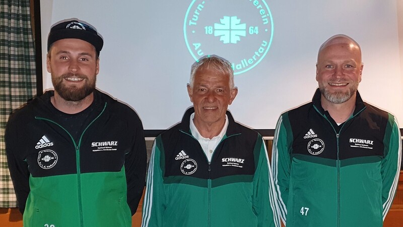 Zweiter Fußball-Abteilungsleiter Michael Huber (links) und Abteilungsleiter Stefan Schaipp (rechts) mit dem künftigen Auer Trainer Sepp Summerer.