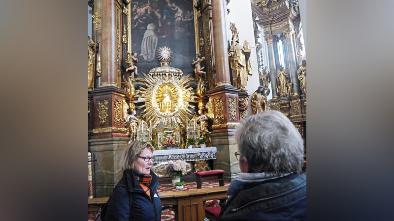 Gästeführerin Helga Zisterer erzählt von der Entstehung der Wallfahrt zu der "Maria Pieta" (Nesselmuttergottes) in der Karmelitenkirche.