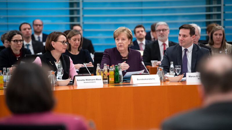 "Sehr bedrückt": Angela Merkel (M.) verspricht ein entschiedeneres Vorgehen gegen Rassismus und Rechtsextremismus.