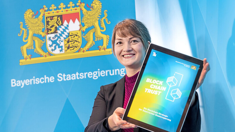 Ministerin Judith Gerlach (CSU) machts vor und erklärt ihre Strategie für eine Digitalisierung der Verwaltung in Bayern.