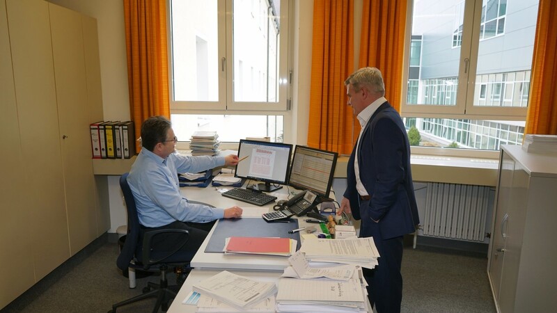 Kreiskämmerer Gerhard Brandstetter erörtert mit Landrat Peter Dreier die aktuellen Haushaltszahlen.
