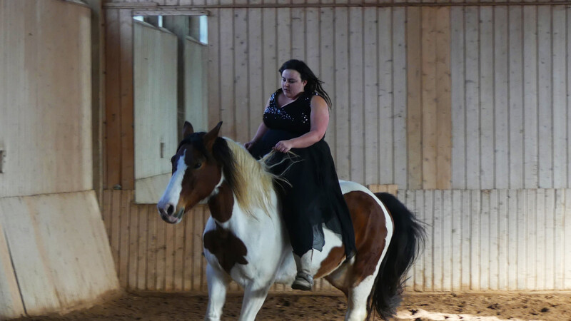 Ohne Sattel und Zaumzeug vertraut Pferd Indi seiner Reiterin Jessica Dengler.