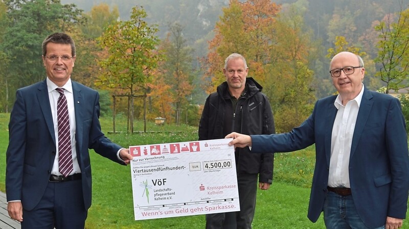 Kreissparkassen-Chef Dieter Scholz übergab an VöF-Geschäftsführer Klaus Amann und Vorsitzenden Landrat Martin Neumeyer (v. l.) einen Scheck für ökologische und regionale Projekte.