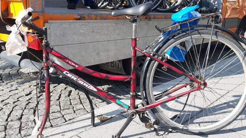 Schrotträder blockieren am Bahnhof in Landshut oft die Abstellplätze für andere Fahrradfahrer.