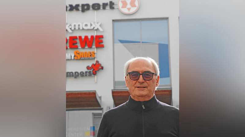 Werner Nuoffer hat über 25 Jahre Erfahrung im Bereich Shoppingcenter. Seit 2017 ist er Geschäftsführer und Gesellschafter der Parken und Management Gesellschaft mit Sitz in Landshut. Die Firma hat aktuell 40 Mitarbeiter. Als Reaktion auf die Umsatzeinbrüche im Jahr 2020 hat Nuoffer 14 Angestellte entlassen müssen.