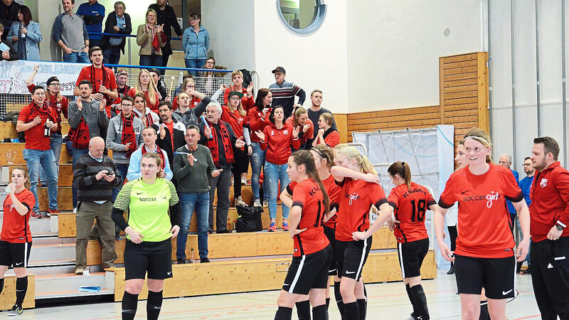 Die Enttäuschung war zunächst groß: Die Fußballfrauen des FC Ruderting samt Anhang nach der Finalniederlage gegen den SV Frensdorf.