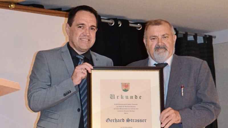 Ehrenbezeichnung "Altbürgermeister": Auerbachs neuer Bürgermeister Gerhard Weber (l.) überreichte Gerhard Strasser die Ernennungsurkunde.