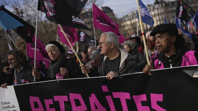 Schon seit Wochen wird in Frankreich immer wieder gegen die geplante Rentenreform demonstriert. Am Dienstag soll es nun aber richtig losgehen, kündigen die Gewerkschaften an.
