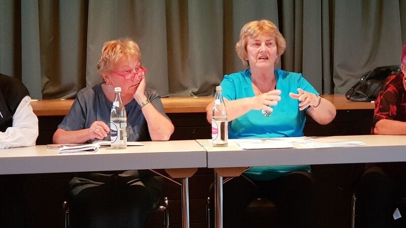 Die Vorstandschaft des Vereins "Velden - einst und jetzt" mit Vorsitzender Maria Neudecker (3. von links). Ruhestandspfarrer Gabriel Kreuzer (links) kritisierte, dass der Verein in Sachen Räumlichkeiten hingehalten werde.