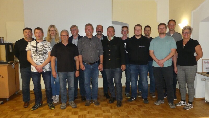 Die Vorstandschaft und einige Mitglieder der Freien Wähler Zandt, in der Mitte Bürgermeisterkandidat Hans Laumer (im Trachtenjanker).