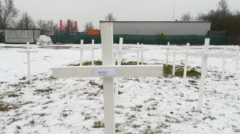 Die aufgestellten Kreuze erwecken den Eindruck eines Friedhof und tragen die Namen von Todesopfern des Anschlags in Brüssel.