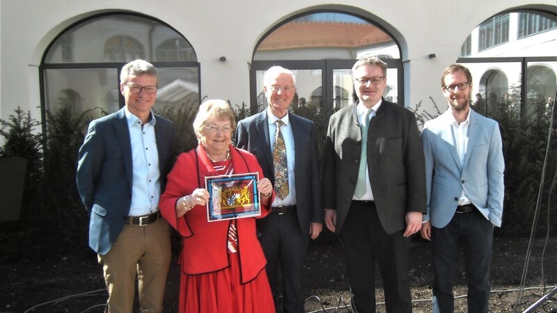 Von links Staatsminister d. D. MdL Bernd Sibler, das Ehepaar Barbara und Dr. Walter Koch, MdL Josef Zellmeier und Architekt Stephan Koch.
