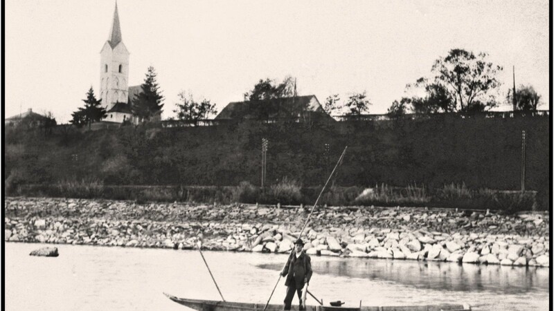 Eine Aufnahme aus dem Jahr 1903: Michael Gumberger beim Fischen auf der Amper, im Hintergrund ist die Pfarrkirche Volkmannsdorf zu sehen.