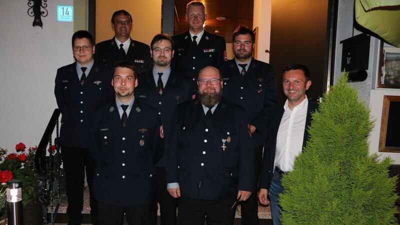 Das neue Führungsteam der Feuerwehr Traidersdorf mit Bürgermeister Markus Hofmann (rechts). Vorne Mitte der neue Vorsitzende Thomas Penzkofer.