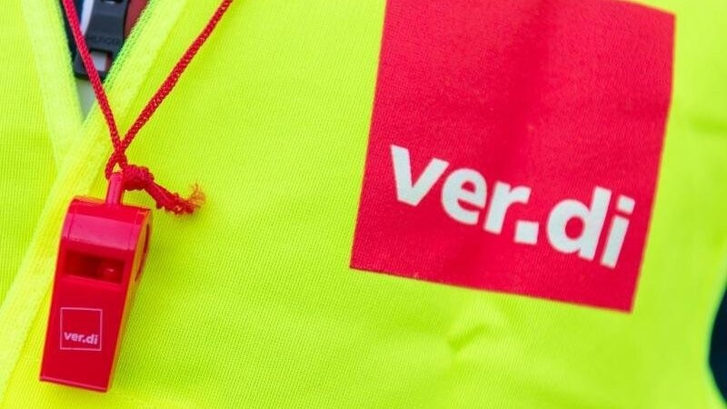Das Verdi-Logo prangt an einer Warnweste. Foto: Christophe Gateau/dpa/Symbolbild