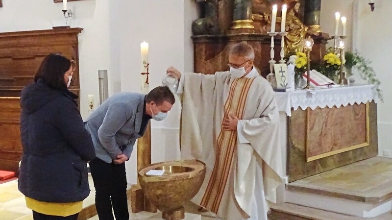 Pfarrer Adi Ortmeier spendete Jörg Kreisel das Taufsakrament.