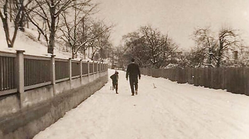 Im Januar 1960 konnte man in der Bergstraße noch problemlos Eisstockschießen. Auch Schlittenfahren runter vom "Schamburek-Berg" war möglich, da kaum ein Auto kam. In vielen Gärten sah man zudem einen lustigen Schneemann.