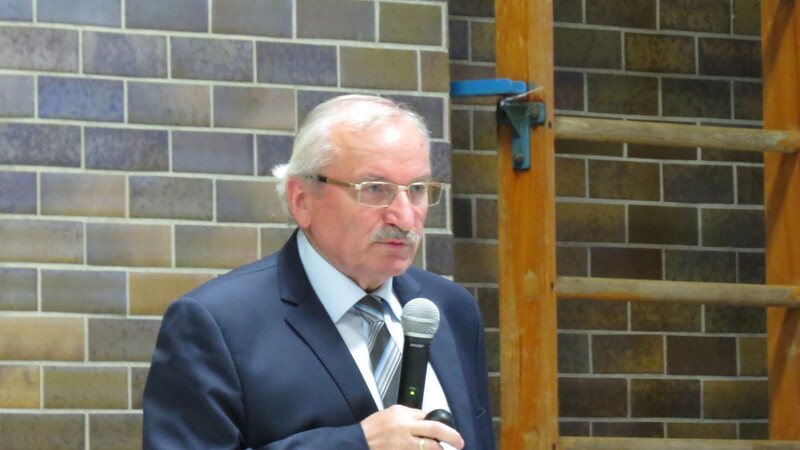 Karl Mannsdorfer informierte den Stadtrat über Modelle des Breitbandausbaus und Förderkonditionen.