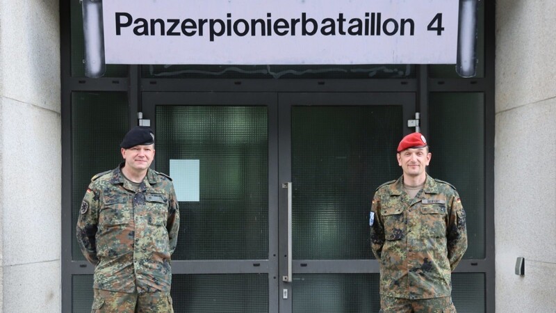 Der Kommandeur der 10. Panzerdivision, Brigadegeneral von Butler (links), mit dem Kommandeur des Panzerpionierbataillons 4, Oberstleutnant Seifert