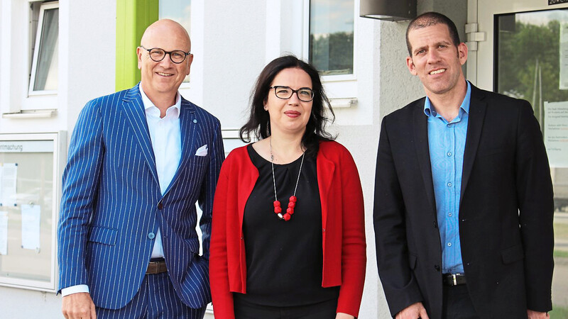 Abensbergs Bürgermeister Uwe Brandl (links) freute sich über den Besuch von Generalkonsulin Sandra Simovich und Berater Liran Sahar.