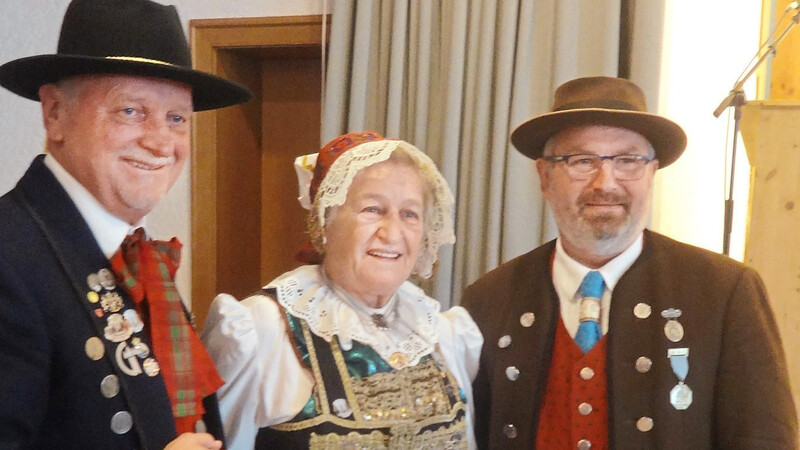 Der Vorsitzende von Immergrün, Sepp Hofbauer (links), und Harald Listl (rechts), 1. Gauvorstand Trachtengau Niederbayern, gratulierten der Jubilarin.