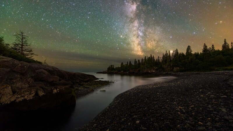 Die Milchstraße. Hier eine Aufnahme von der Nordküste in Maine in den USA.