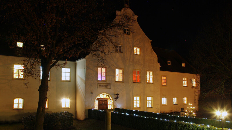 Das weihnachtlich beleuchtete BRK-Pflegeheim Schloss Eggmühl. Trotz aller Hygiene- und Sicherheitskonzepte haben sich jetzt Bewohner und Mitarbeiter mit dem Corona-Virus angesteckt.