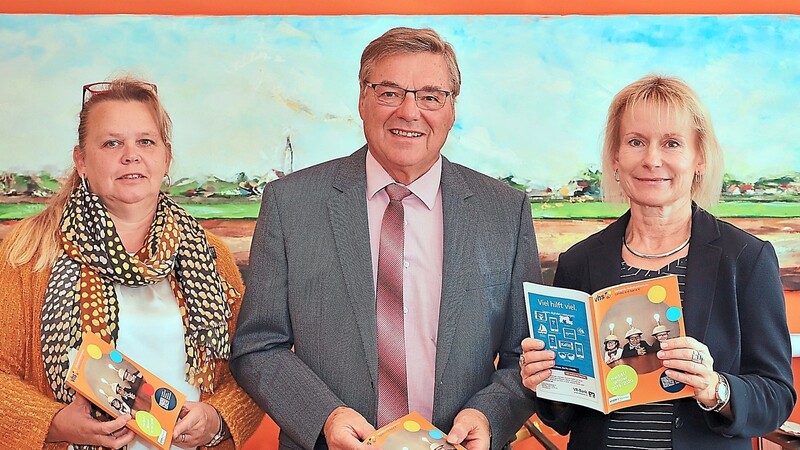 Marion Zimmermann (r.), Geschäftsführerin der Vhs Landau, und Karin Humburg (l.), Außenstellenleiterin, stellten Bürgermeister Josef Hopfensperger das neue Vhs-Programm vor.