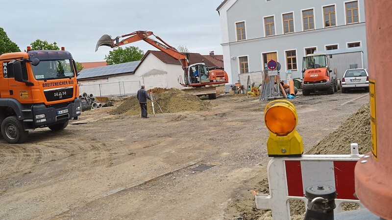 Kirchplatz und Martin-Zeiler-Straße werden saniert. Zurzeit werden Kanalrohre und Wasserleitung verlegt.