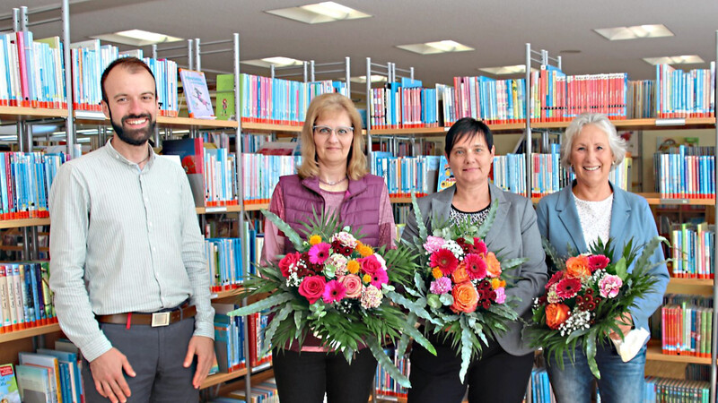 Bürgermeister Sebastian Stanglmaier gratulierte Daniele Meiler, Kornelia Stump und Erika Hierbeck, die bereits alle seit der Gründung in der Bücherei tätig sind, zu diesem Jubiläum im kleinen Rahmen.