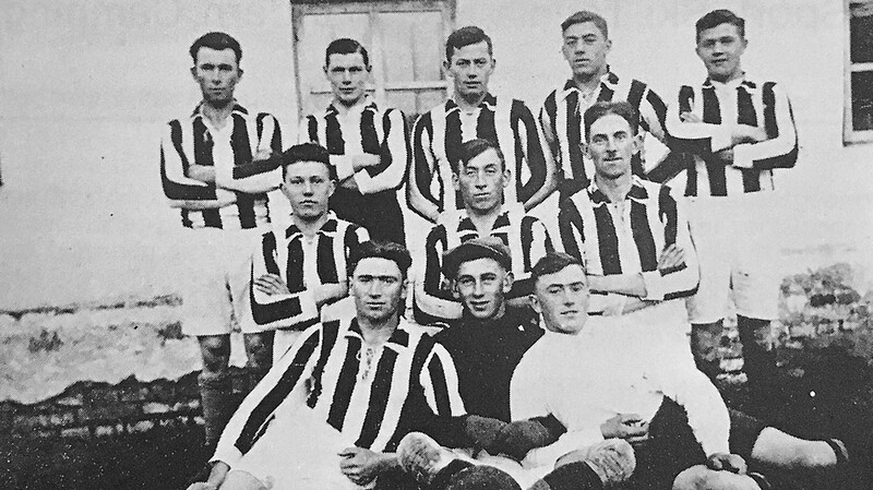 Die ersten Fußballtrikots der Spieler 1929.