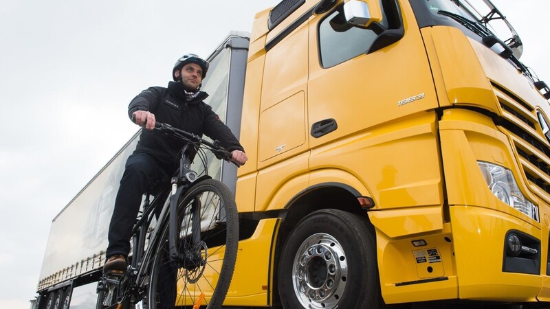Um das Risiko tödlicher Unfälle beim Abbiegen zu reduzieren, macht sich der Bundestag schon seit Längerem für den Einbau elektronischer Abbiege-Assistenten in Lastwagen stark. (Symbolbild)