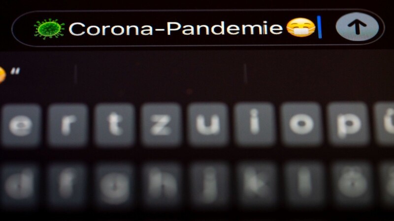 "Corona-Pandemie" steht auf dem Display eines Mobiltelefons. Die Gesellschaft für deutsche Sprache (GfdS) hat den Begriff als "Wort des Jahres" 2020 gekürt.