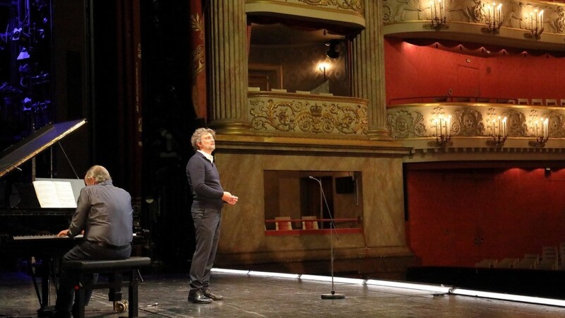Jonas Kaufmann und der Pianist Helmut Deutsch bei der Aufführung von Schumanns "Dichterliebe" im leeren Nationaltheater.