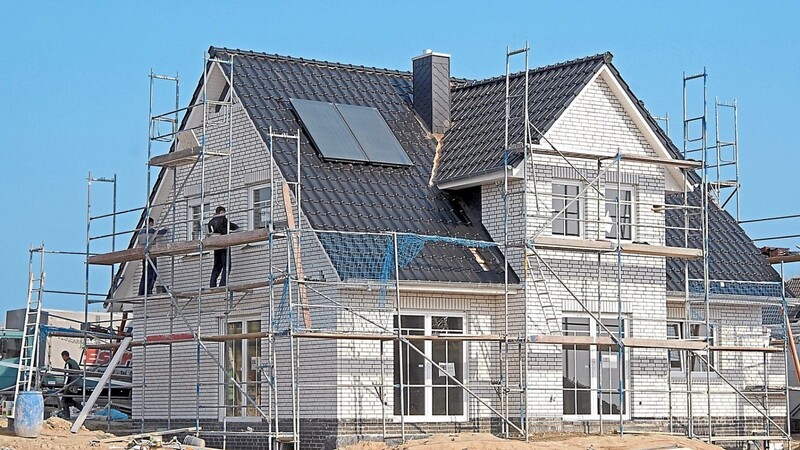 Beim Hausbauen sind viele Dinge zu beachten. Der Bebauungsplan gibt unter anderem vor, welche Dachformen zulässig sind.