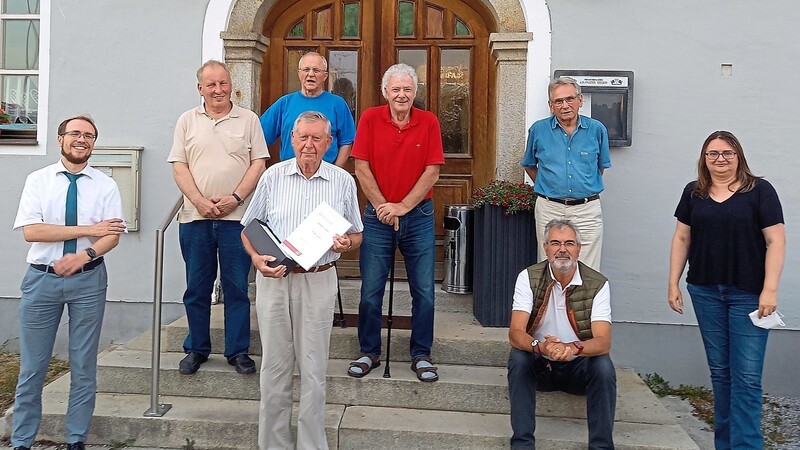 Die Mitglieder des Vorstandes des ACE-Kreises Donau-Wald gratulierten Kreisvorsitzendem Herbert Stadler (vorne, Mitte) zur Auszeichnung.