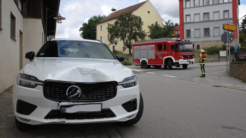 Die Front des Volvo wurde bei dem Unfall beschädigt, nachdem der Fahrer einen Motorradfahrer übersehen hatte.