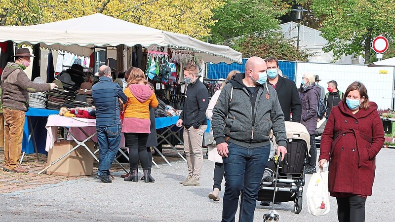 Der eingezäunte Fierantenmarkt auf dem Mainburger Griesplatz durfte nur mit Schutzmasken und als Einbahnstraße begangen werden.